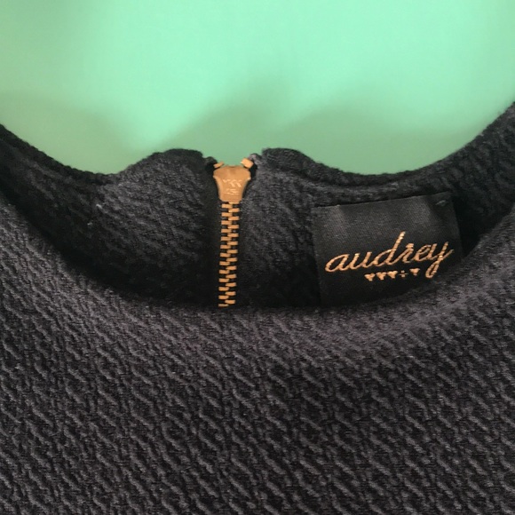 Adorable A-line black dress with gold zipper - Picture 2 of 11